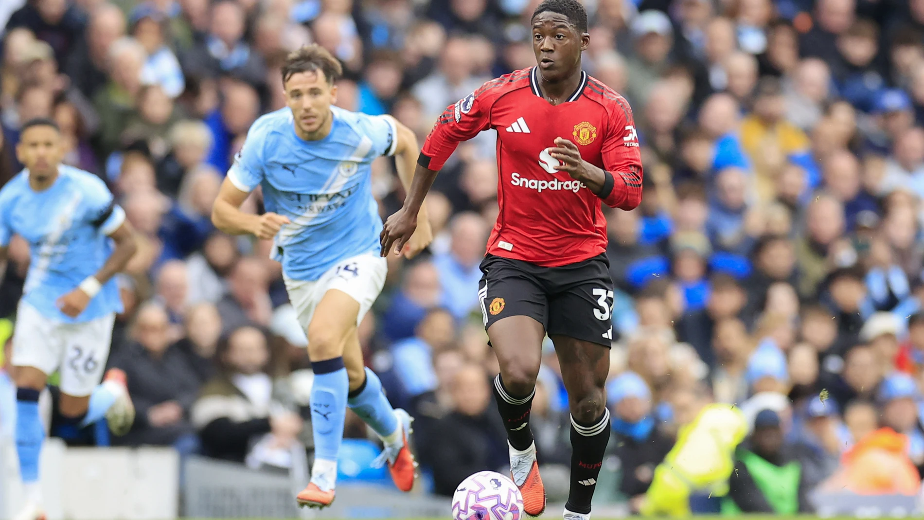 Kobbie Mainoo (37) of Manchester United during the English championship Premier League football match between Manchester City and Manchester United on 14 September 2025 at the Etihad Stadium in Manchester, England - Photo Conor Molloy / ProSportsImages / DPPI AFP7 14/09/2025 ONLY FOR USE IN SPAIN