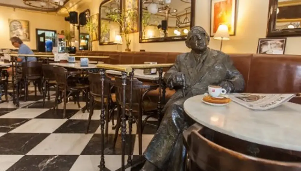 Estatua de bronce de Torrente Ballester en el interior del Café Novelty