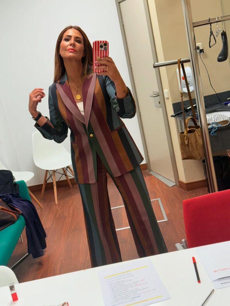 Nuria Roca con traje de rayas. 