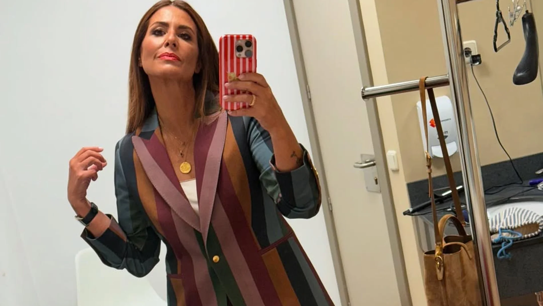 Nuria Roca con traje de rayas.