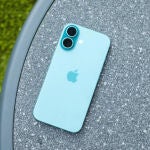 La parte trasera del iPhone 16 en color verde