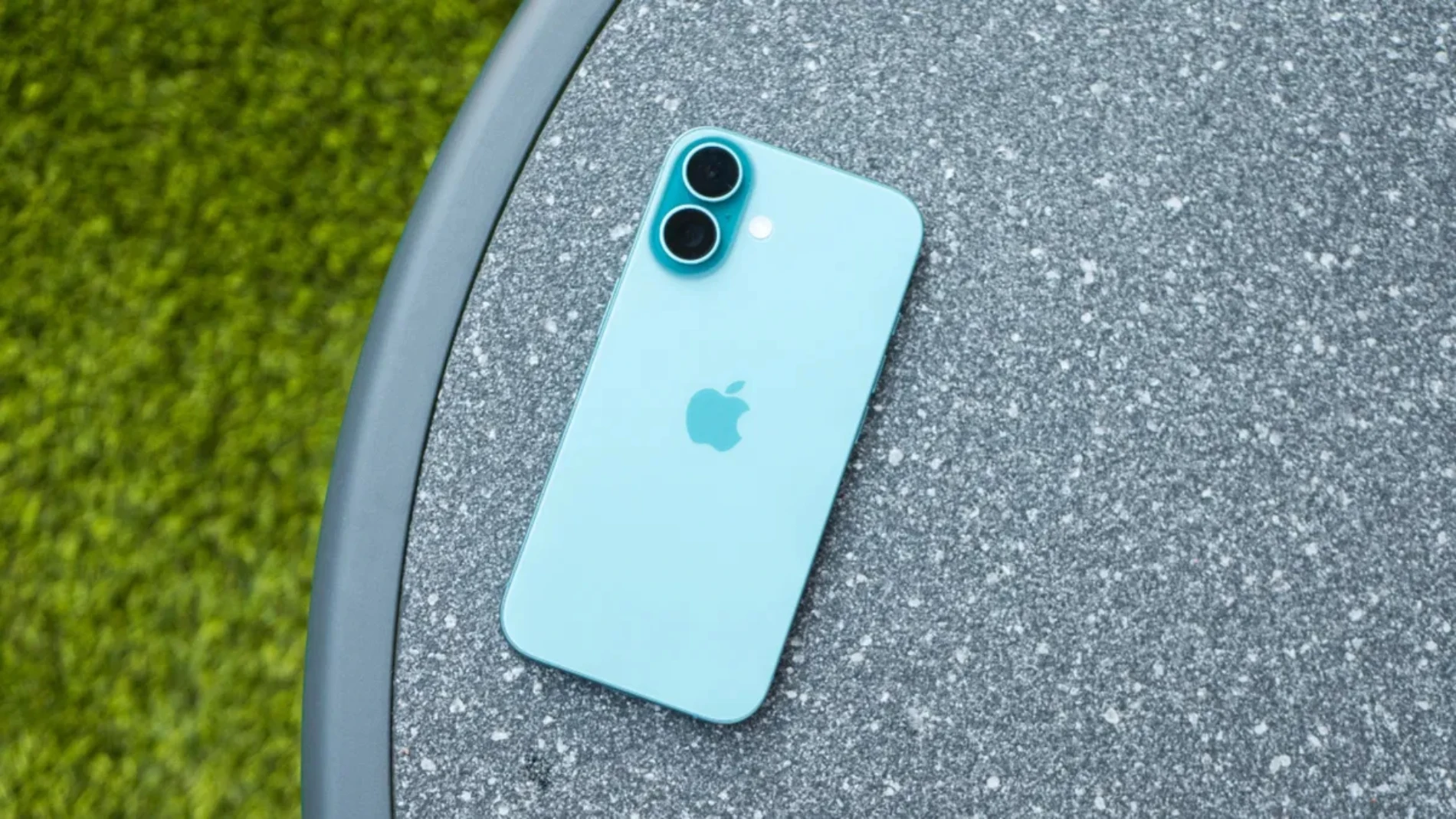 La parte trasera del iPhone 16 en color verde