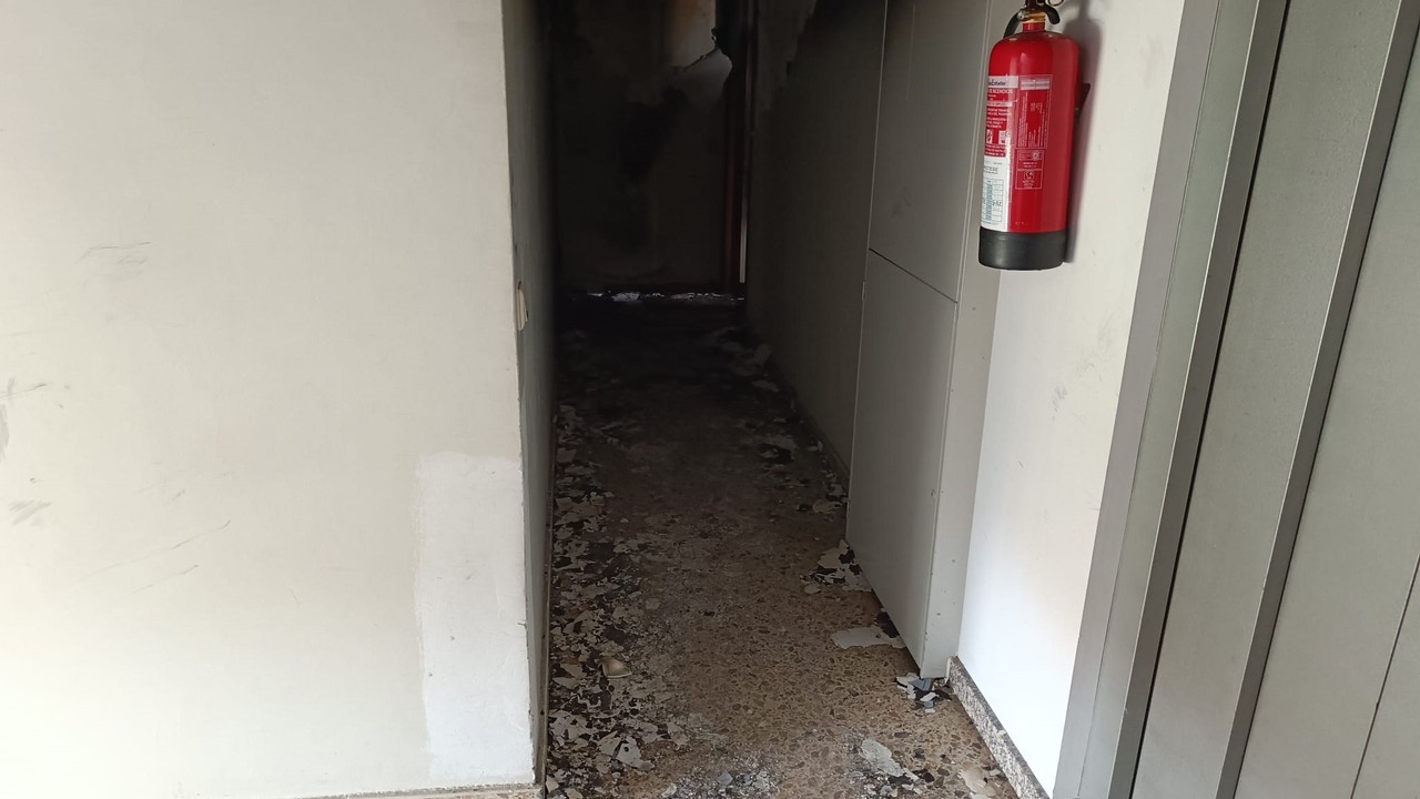 Once personas atendidas y cuatro hospitalizadas tras un incendio en un piso de Santiago causado por una nevera