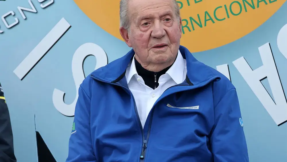 El Rey Juan Carlos, emocionado, muestra su lado más tierno en la entrega de premios de las regatas en Sanxenxo