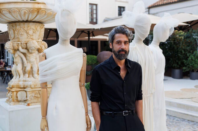 Moisés Nieto diseña su primera colección nupcial para novias que escapan de lo establecido