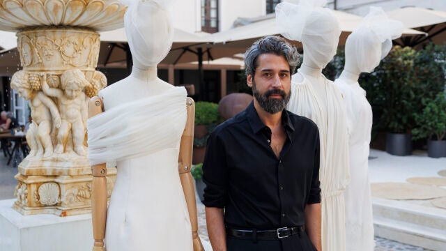 Moisés Nieto diseña su primera colección nupcial para novias que escapan de lo establecido