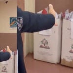 El abogado Fernando Eraus muestra los contenedores con documentos "sensibles" en los pasillos de unos juzgados madrileños