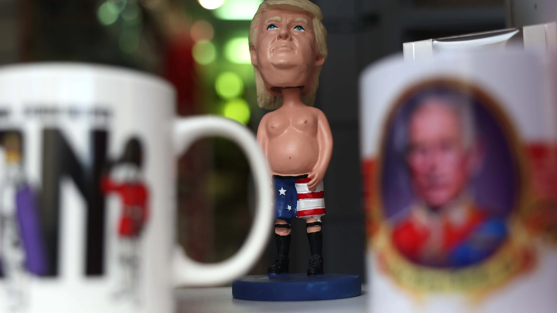 Windsor (United Kingdom), 15/09/2025.- A nodding toy of US President Donald Trump in a store in Windsor, Britain, 15 September 2025. US President Donald Trump is making an official state visit to the UK from 17 to 19 September. (Reino Unido) EFE/EPA/NEIL HALL