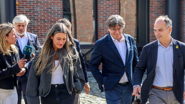 El expresident y líder del JxCat Carles Puigdemont, con Míriam Nogueras y Jordi Turull, ayer en Waterloo