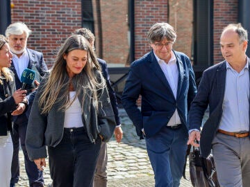 El expresident y líder del JxCat Carles Puigdemont, con Míriam Nogueras y Jordi Turull, ayer en Waterloo