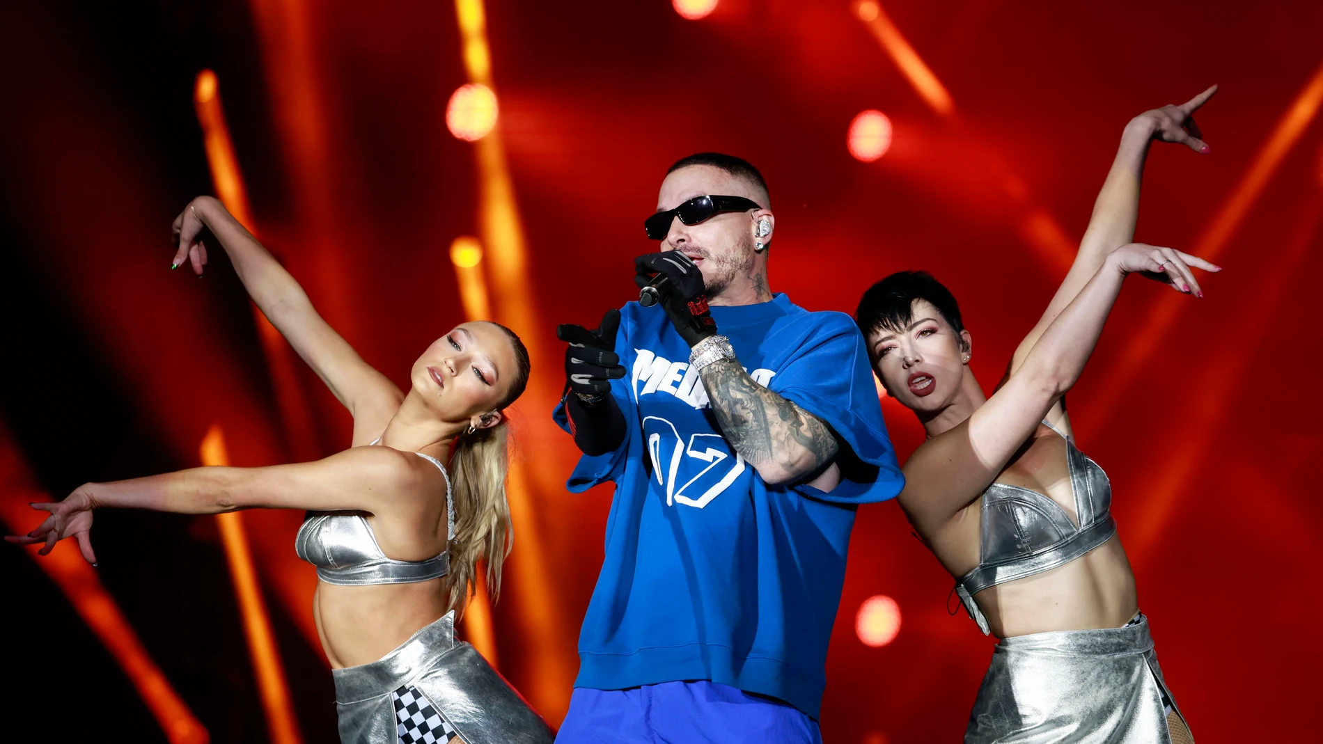 AME9630. SAO PAULO (BRASIL), 14/09/2025.- El cantante colombiano J Balvin durante su presentación este domingo, en el festival de música 'The Town' en Sao Paulo (Brasil). EFE/ Sebastião Moreira