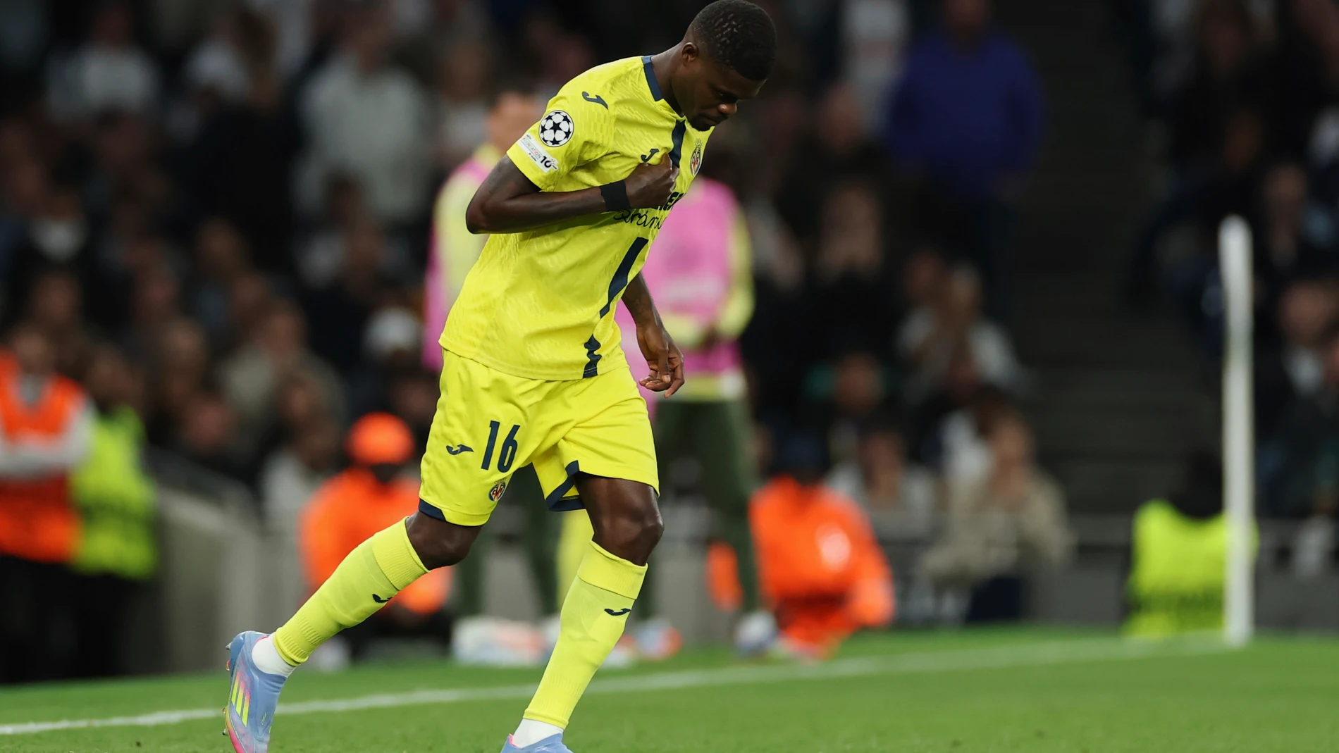 Villarreal's Thomas Partey eners the game from the bench during the Champions League soccer match between Tottenham and Villarreal in London, Tuesday, Sept. 16, 2025. (AP Photo/Ian Walton)
