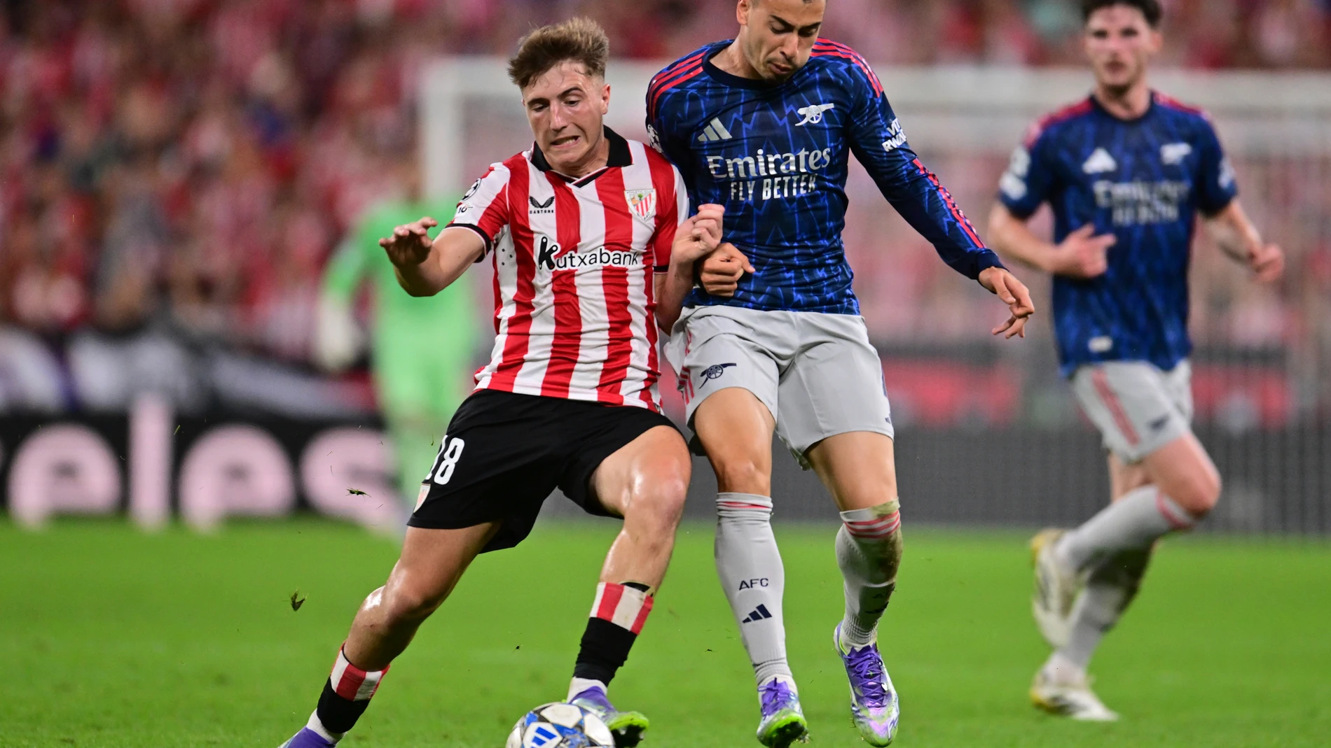 Athletic Bilbao's Mikel Jauregizar, left, and Arsenal's Gabriel Martinelli vie for the ball during the Champions League opening phase soccer match between Athletic Bilbao and Arsenal at the San Mames stadium in Bilbao, Spain, Tuesday, Sept. 16, 2025. (AP Photo/Miguel Oses)
