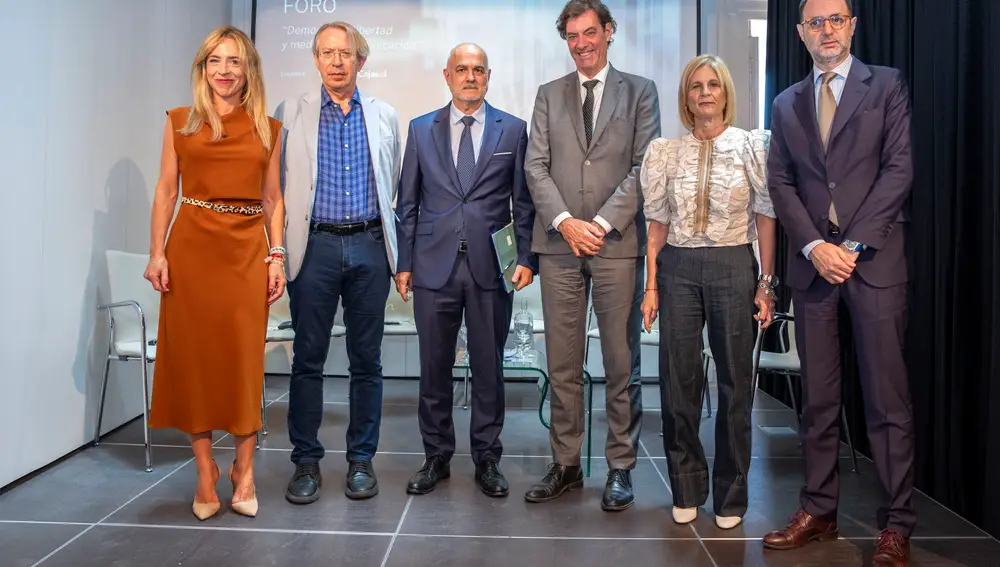 Foto de familia de los intervinientes en el foro