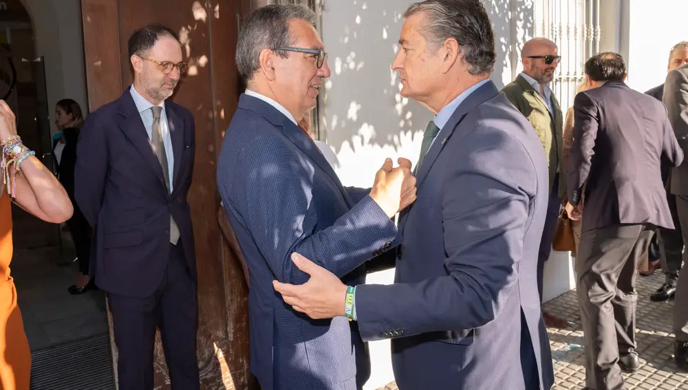 Antonio Pulido recibe a Antonio Sanz, en presencia de José Lugo