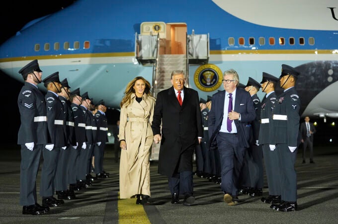 El presidente Donald Trump y la primera dama Melania Trump son recibidos por el vizconde Hood, Lord en espera (centro, derecha), a su llegada al aeropuerto de Stansted, cerca de Londres