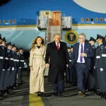 El presidente Donald Trump y la primera dama Melania Trump son recibidos por el vizconde Hood, Lord en espera (centro, derecha), a su llegada al aeropuerto de Stansted, cerca de Londres