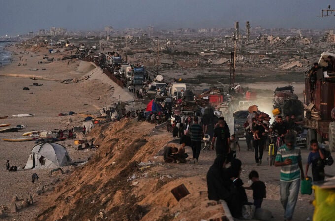 Palestinos desplazados huyen del norte de Gaza por la carretera costera hacia el sur, mientras Israel anuncia una operación ampliada en la ciudad de Gaza