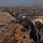 Palestinos desplazados huyen del norte de Gaza por la carretera costera hacia el sur, mientras Israel anuncia una operación ampliada en la ciudad de Gaza