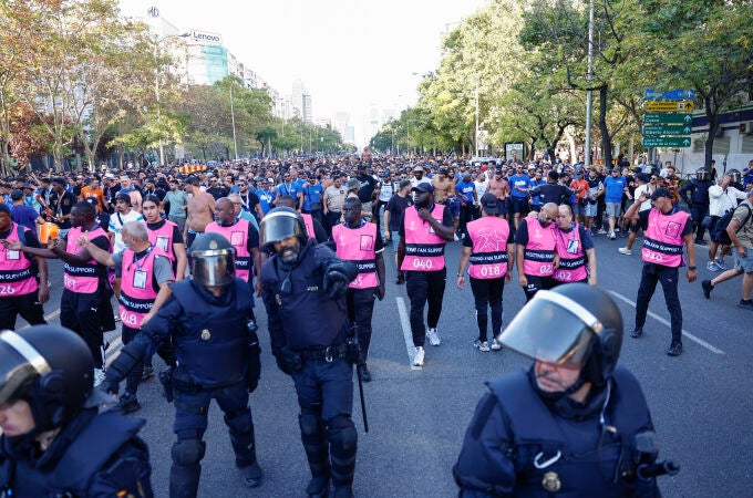 Agentes antidisturbios en los alrededores del Bernabéu