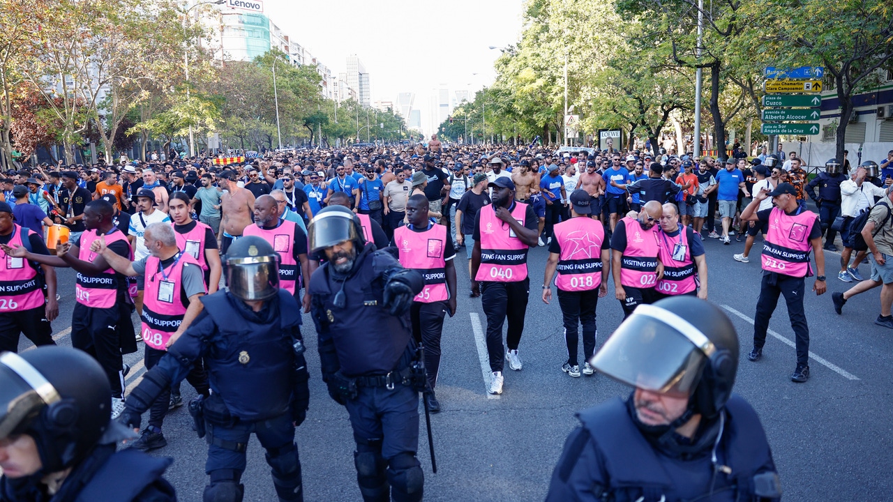Cargas policiales alrededor del Bernabéu antes del Real Madrid - Olympique de Marsella