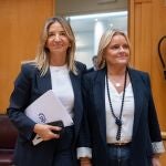 La portavoz del PP en el Senado, Alicia García, con la senadora Marimar Blanco