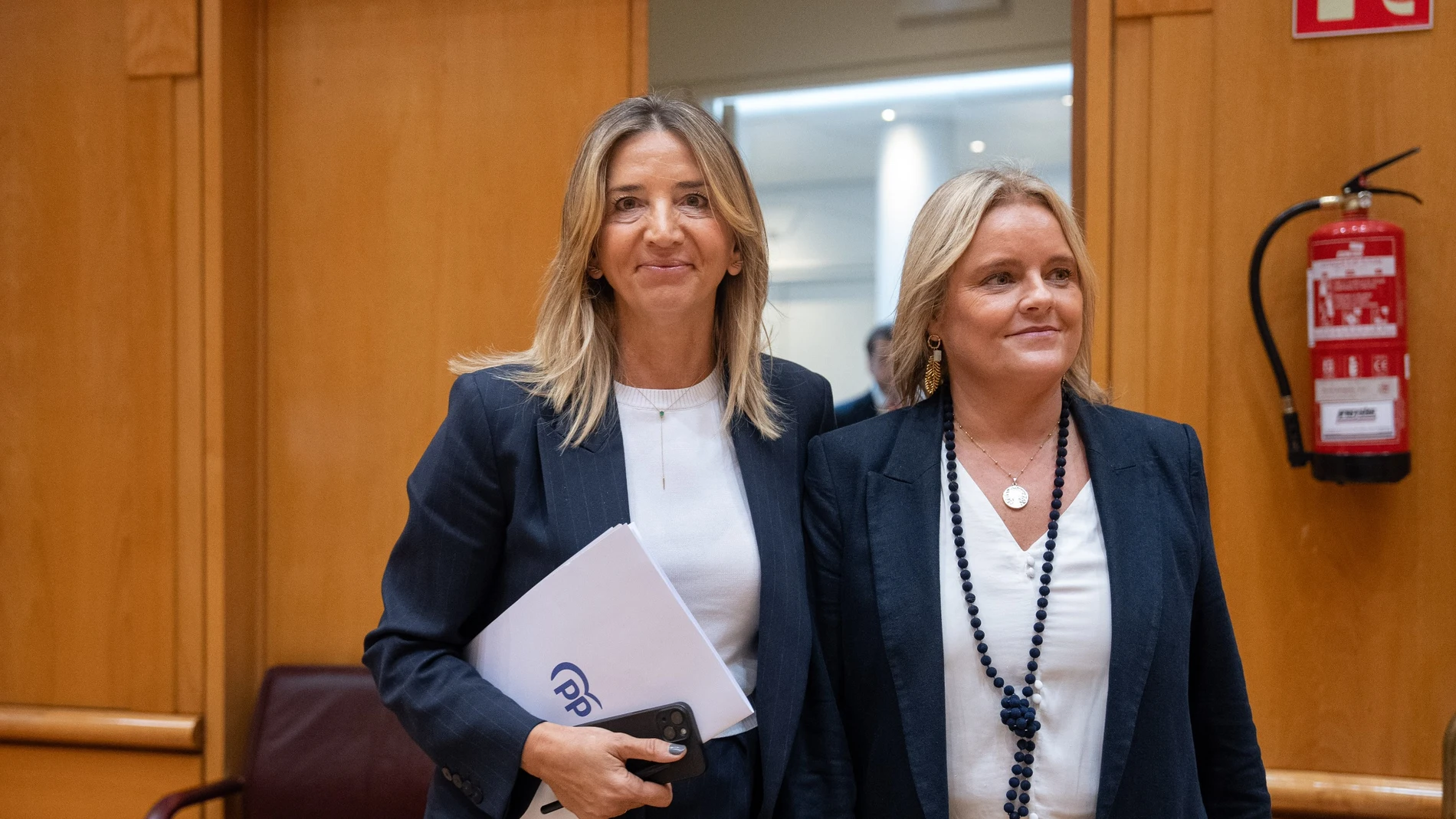 La portavoz del PP en el Senado, Alicia García, con la senadora Marimar Blanco