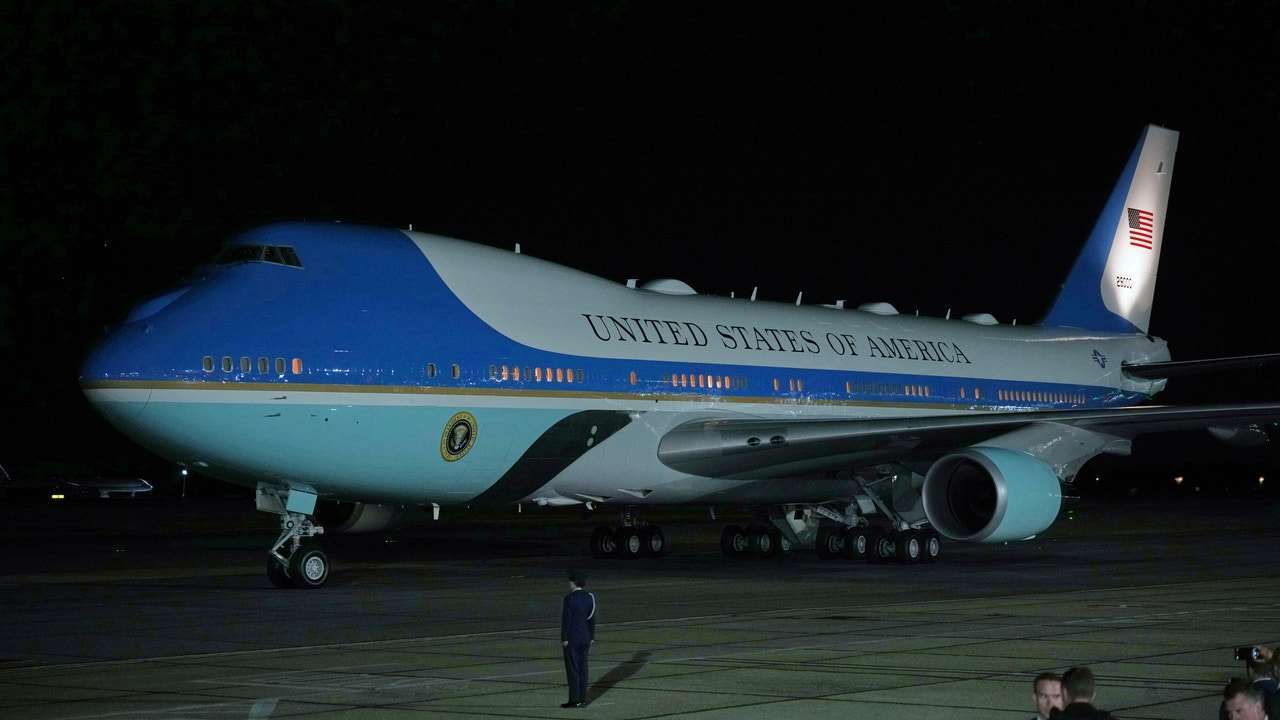 Un controlador pierde la paciencia con un piloto por aproximarse al Air Force One de Trump: "Deja el iPad!"