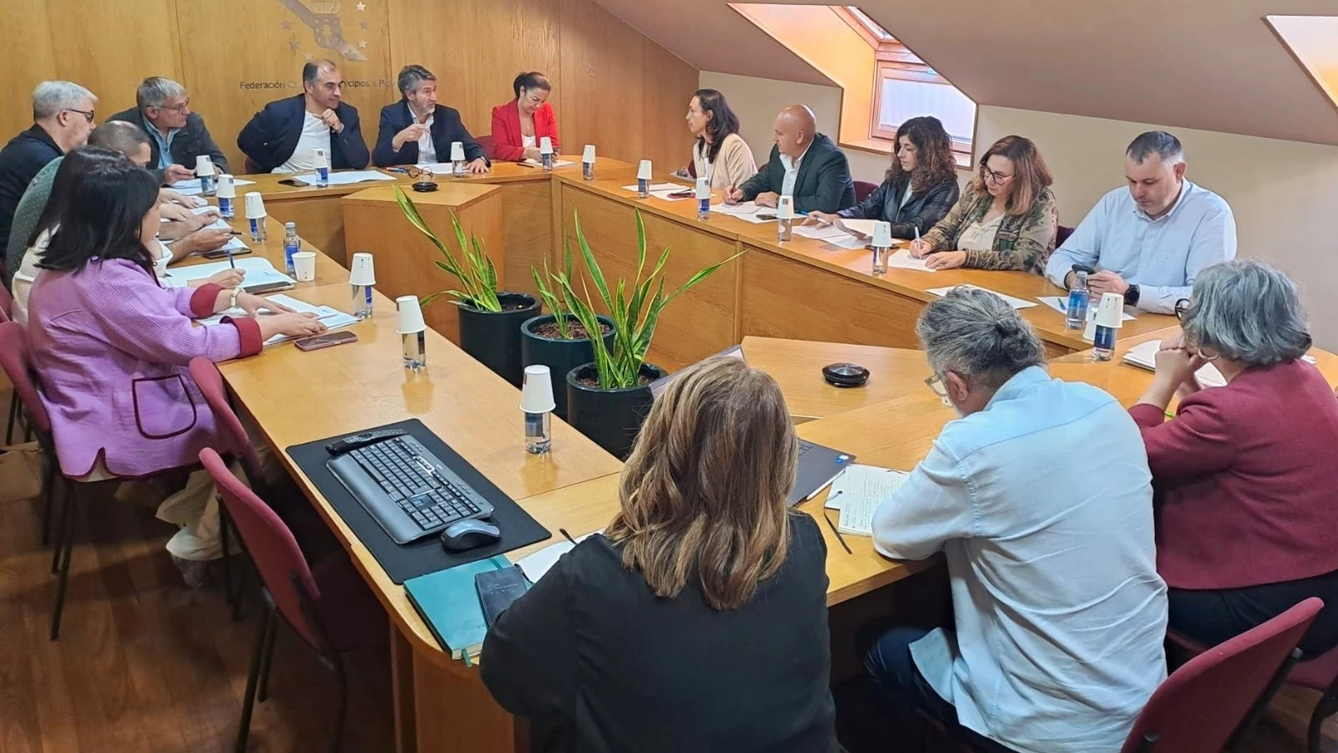 Reunión de la ejecutiva de la Fegamp REMITIDA / HANDOUT por FEGAMP Fotografía remitida a medios de comunicación exclusivamente para ilustrar la noticia a la que hace referencia la imagen, y citando la procedencia de la imagen en la firma 17/09/2025