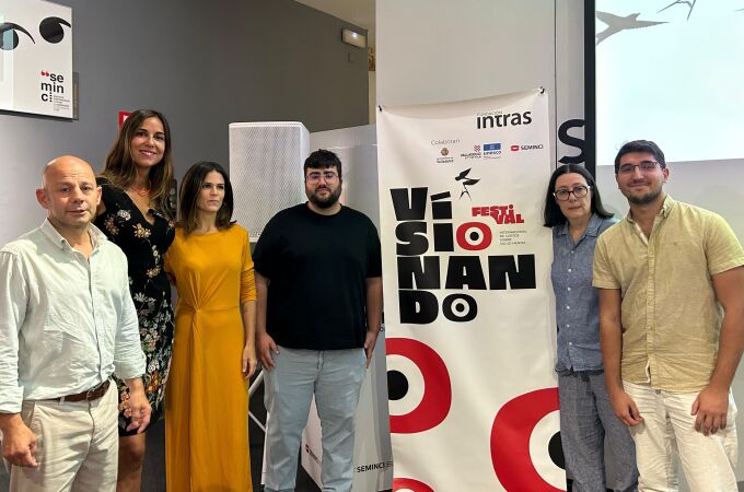 La concejala de Turismo, Eventos y Marca Ciudad, Blanca Jiménez, el director general de Fundación INTRAS, Pablo Gómez, y la coordinadora de ‘Visionado’, Eva Iglesias, han presentado hoy el Festival de Cortos de Salud Mental ‘Visionando’ 2025. 