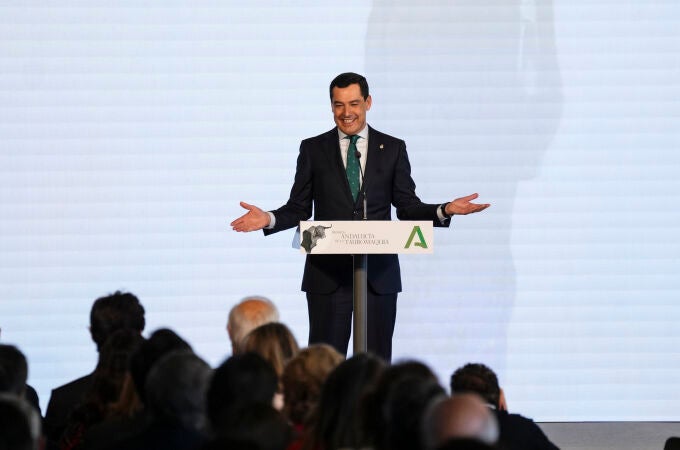 El presidente de la Junta de Andalucía, Juanma Moreno, en una imagen de archivo durante una entrega de premios en el Palacio de San Telmo de Sevilla