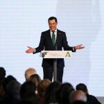 El presidente de la Junta de Andalucía, Juanma Moreno, en una imagen de archivo durante una entrega de premios en el Palacio de San Telmo de Sevilla