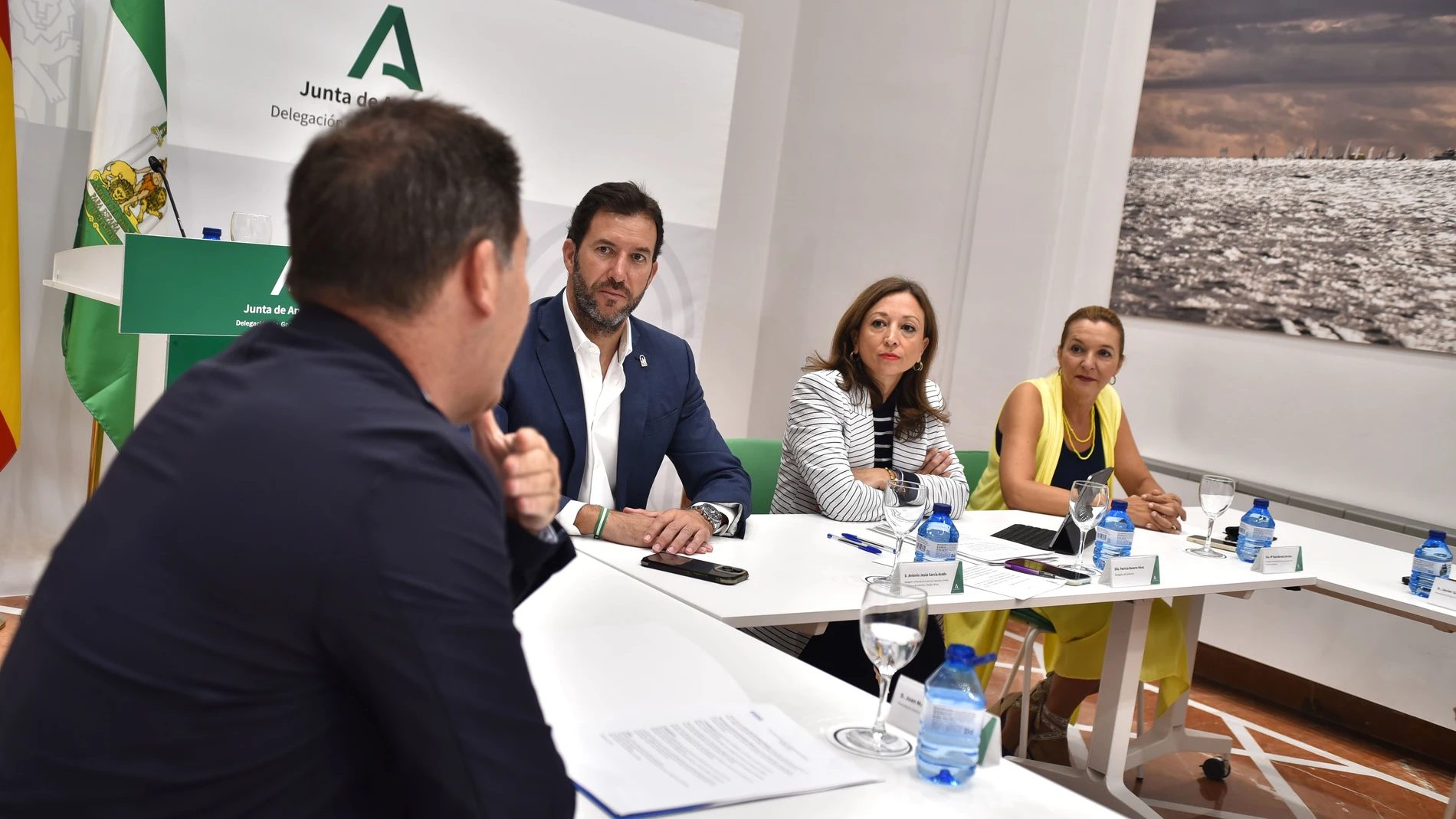 La delegada del Gobierno de la Junta de Andalucía en Málaga, Patricia Navarro, en una reunión con miembros de la junta directiva de la Asociación de Constructores y Promotores de Málaga para abordar la Ley de Vivienda andaluza. REMITIDA / HANDOUT por Junta de Andalucía Fotografía remitida a medios de comunicación exclusivamente para ilustrar la noticia a la que hace referencia la imagen, y citando la procedencia de la imagen en la firma 17/09/2025
