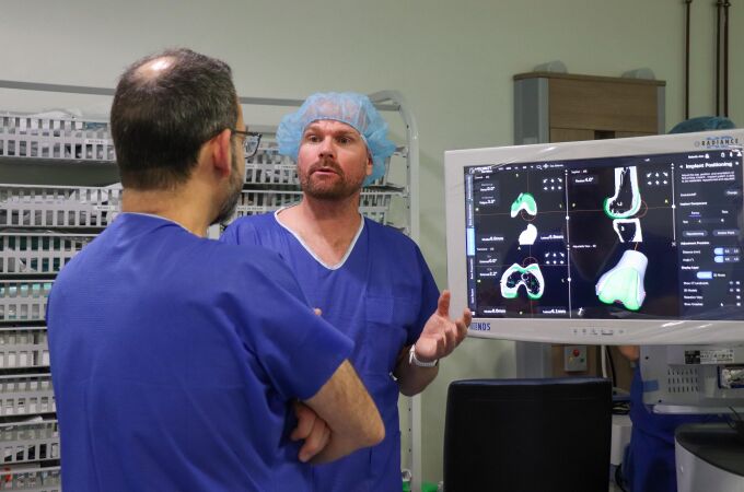 Especialistas en quirófano calibrando el robot para las cirugías de prótesis de rodilla