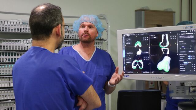 Especialistas en quirófano calibrando el robot para las cirugías de prótesis de rodilla