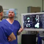 Especialistas en quirófano calibrando el robot para las cirugías de prótesis de rodilla