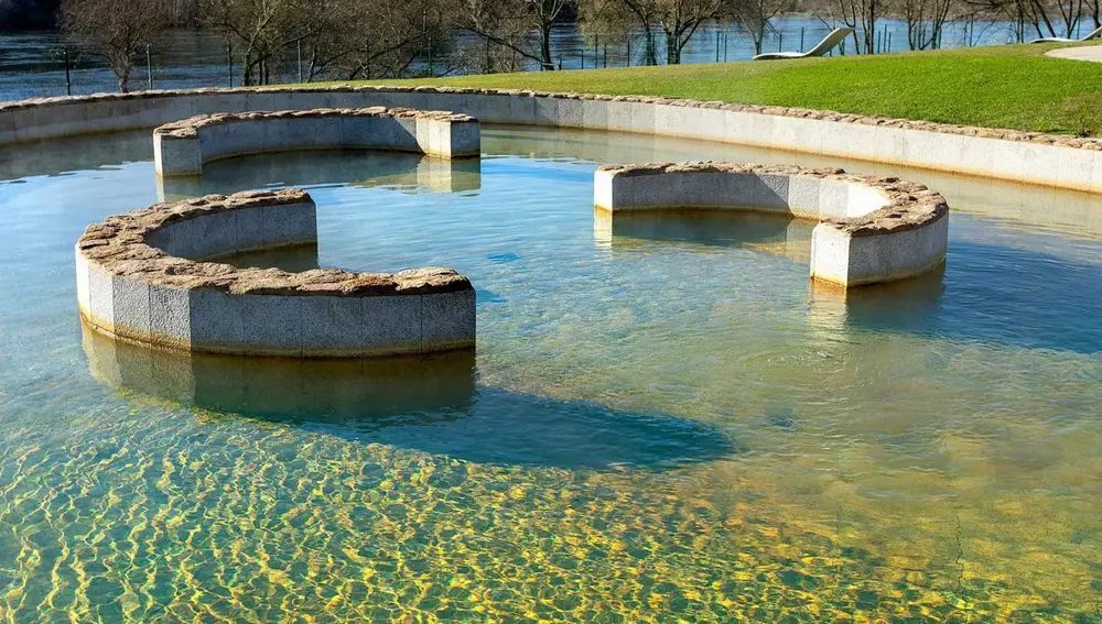 Termas junto al río.