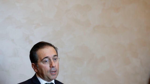 Albares dice que es cuestión de días la aprobación de decreto de embargo de armas a Israel