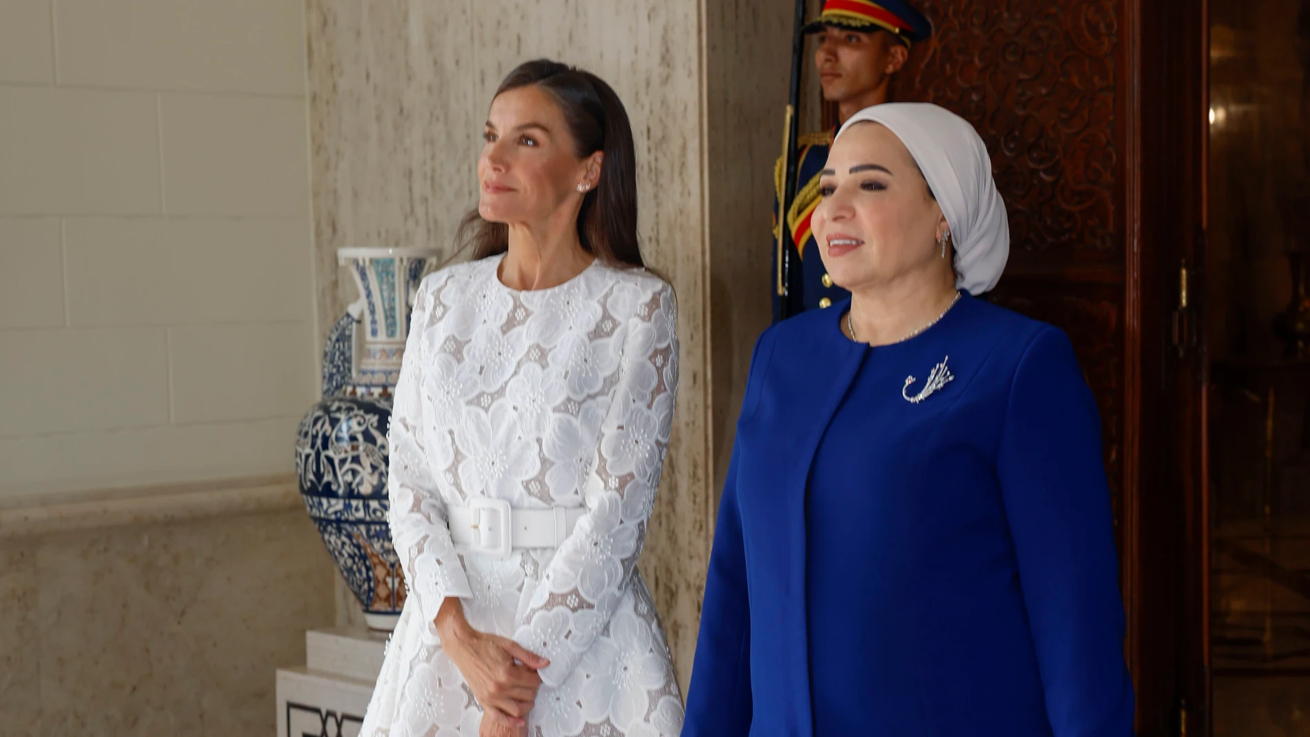 EL CAIRO, 17/09/2025.-La reina Letizia y la primera dama de Egipto Entissar Amer, durante la recepción oficial a los reyes de España en su viaje de Estado a Egipto, este miércoles en el palacio de Al-Ittihadiya en El Cairo.- EFE/ Juanjo Martín