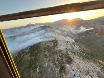 Sucesos.- Amplían con ocho medios aéreos el operativo que trabaja contra el incendio de un paraje de Parauta (Málaga)