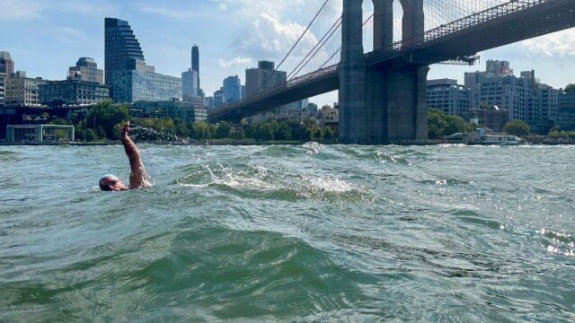 Darío Fernández, el madrileño que ha nadado al rededor de Manhattan por su madre