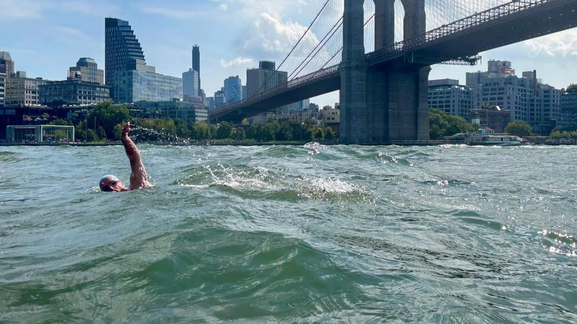 Darío Fernández, el madrileño que ha nadado al rededor de Manhattan por su madre