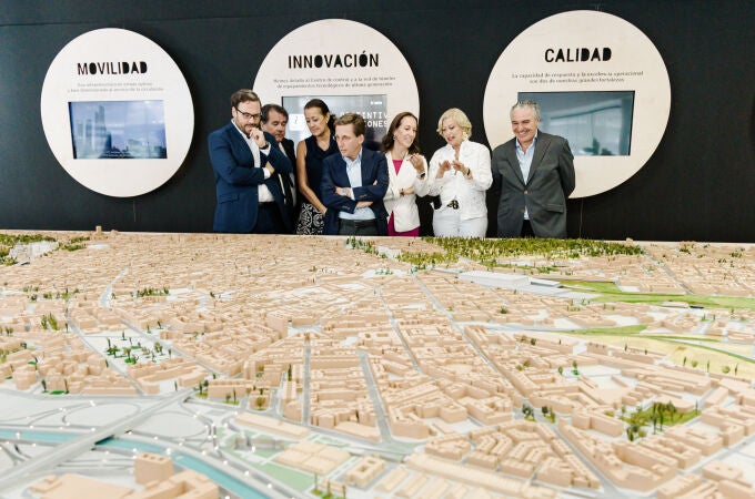 Almeida presenta el sistema de balizas de Waze para la navegación guiada en los túneles de la M-30 