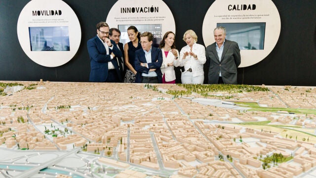 Almeida presenta el sistema de balizas de Waze para la navegación guiada en los túneles de la M-30 