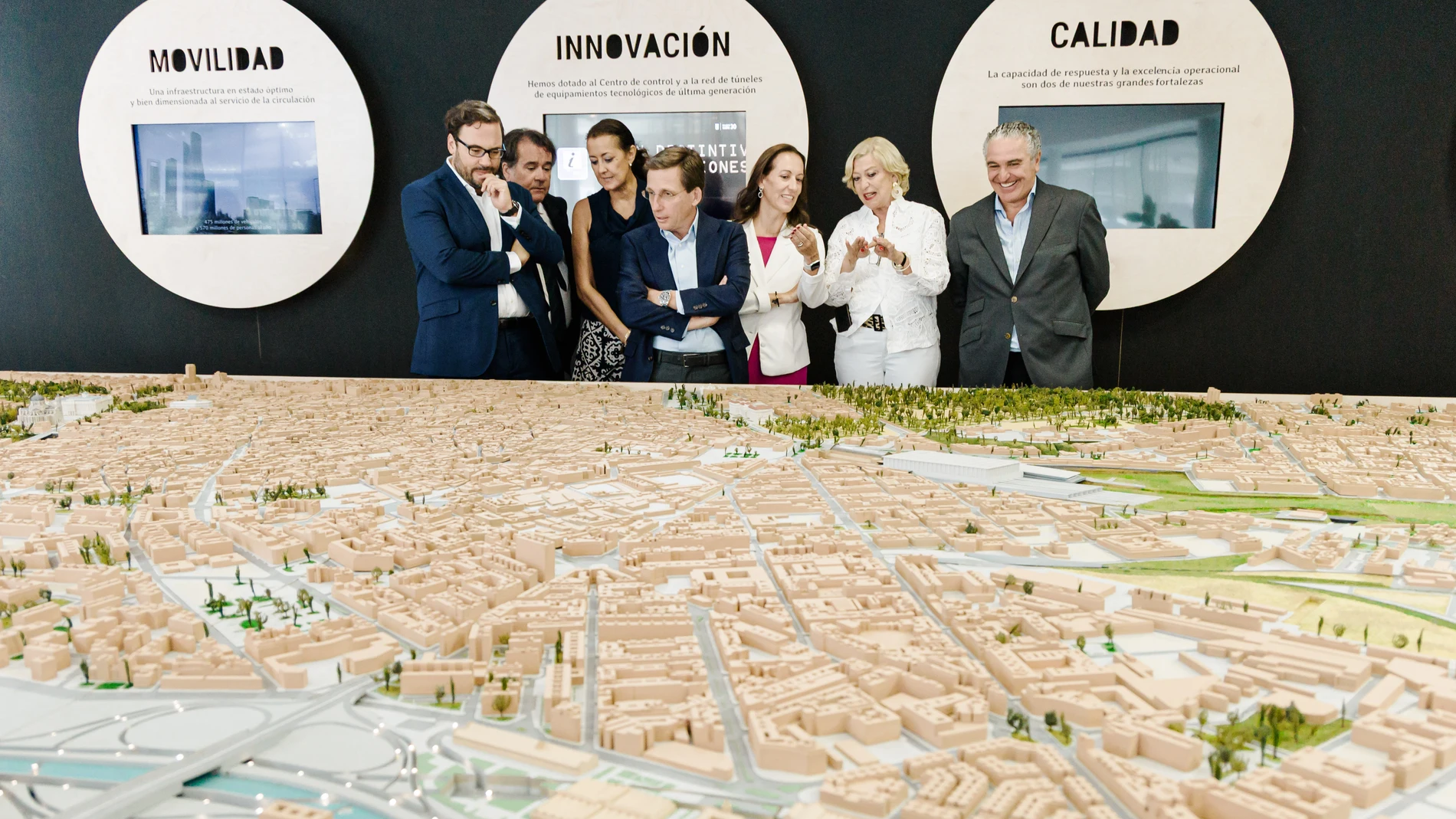 (I-D) El director de Políticas Públicas y Relaciones Institucionales en Google España y Portugal, Miguel Escassi; la concejala de Arganzuela, Lola Navarro, el alcalde de Madrid, José Luis Martínez-Almeida y la delegada de Obras y Equipamientos, Paloma García Romero, durante la presentación del sistema de balizas de Waze, a 17 de septiembre de 2025, en Madrid (España). Este sistema de balizas electrónicas permite la navegación guiada con aplicaciones como Waze. Las aproximadamente 1.600 baliza...