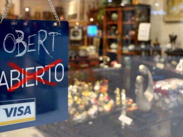 Cartel de un establecimiento con la palabra en castellano vetada