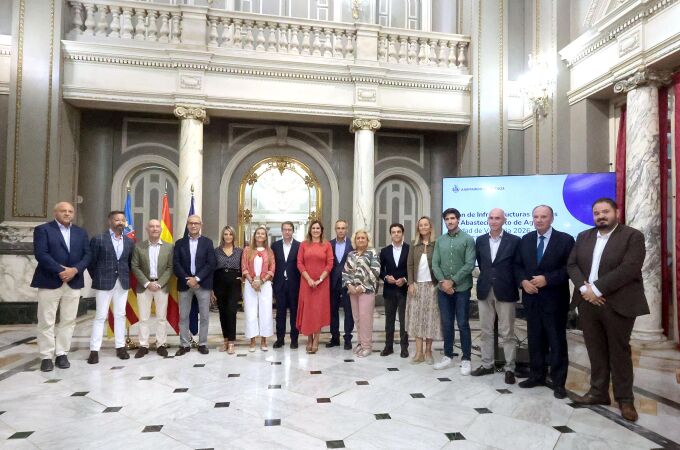 La alcaldesa de Valencia, María José Catalá, junto a parte del equipo de Gobierno y entidades del Plan de Infraestructuras Críticas