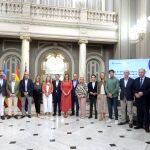 La alcaldesa de Valencia, María José Catalá, junto a parte del equipo de Gobierno y entidades del Plan de Infraestructuras Críticas