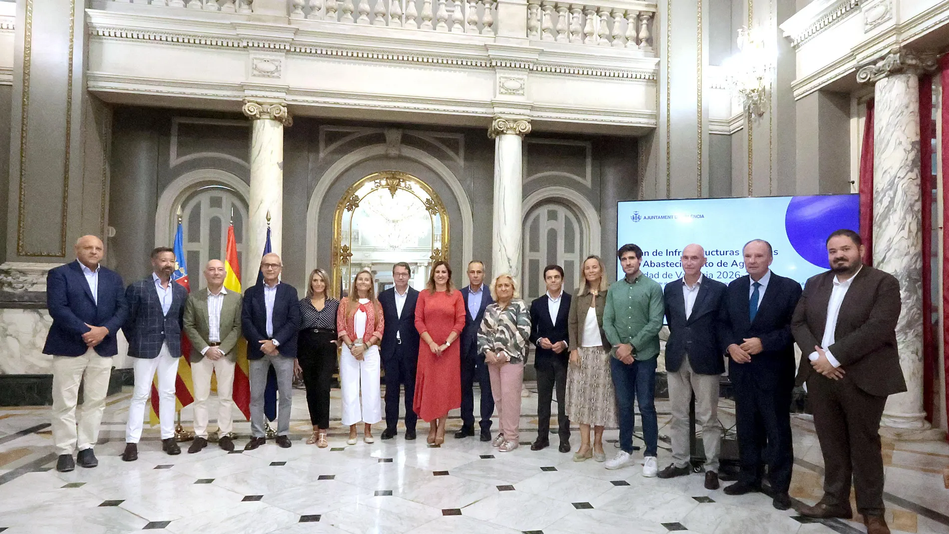 La alcaldesa de Valencia, María José Catalá, junto a parte del equipo de Gobierno y entidades del Plan de Infraestructuras Críticas