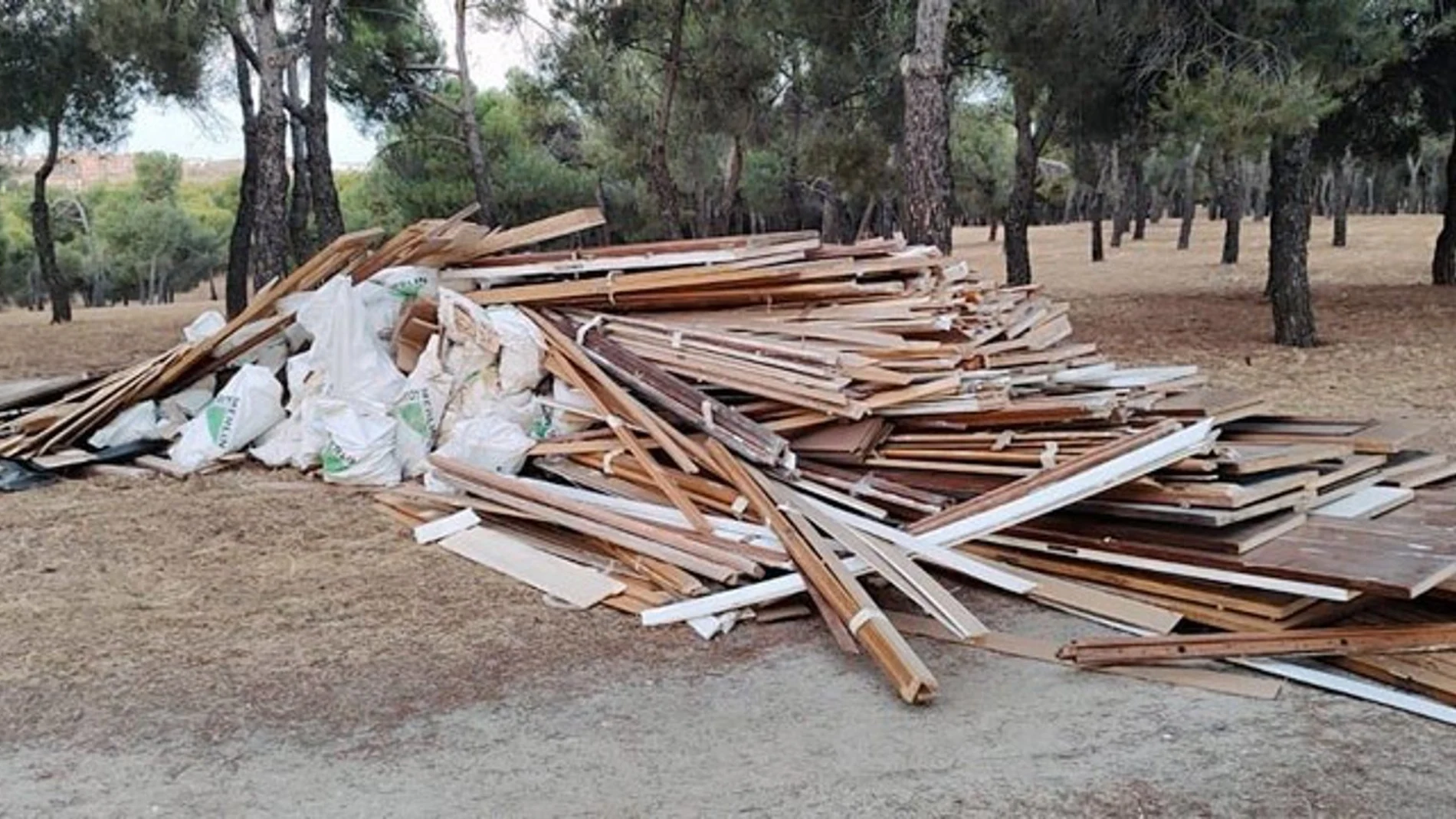 La Policía Municipal localiza a los autores de "un grave vertido" tirado en la zona de Las Presillas